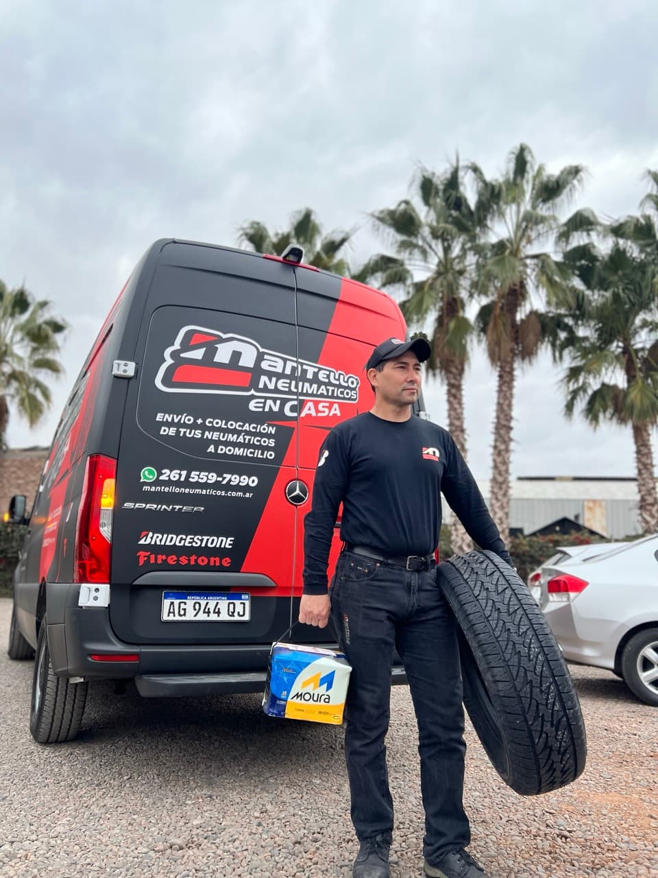 Técnico Mantello con neumático junto a Sprinter en servicio móvil - Atención personalizada