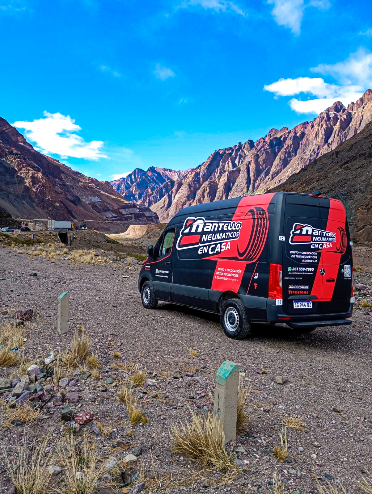 Sprinter Mantello en Uspallata con paisaje montañoso de fondo - Servicio móvil de neumáticos