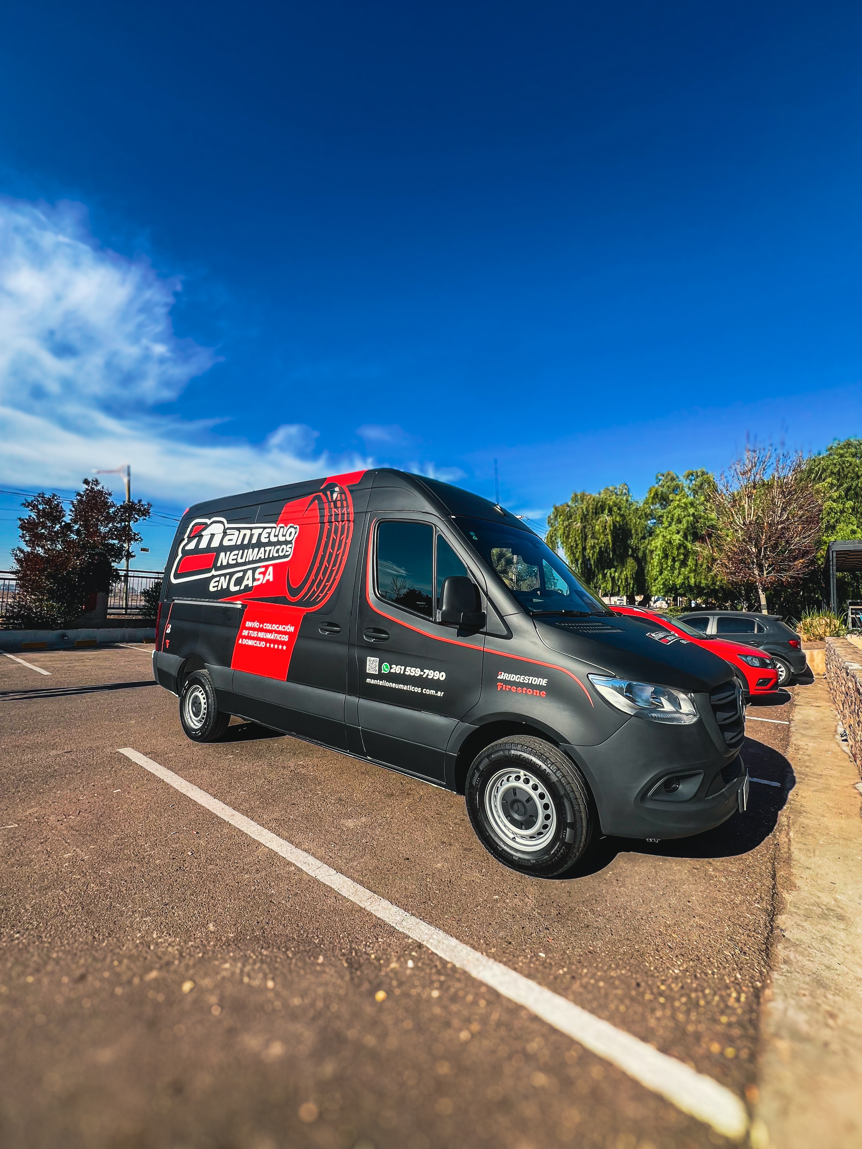 Sprinter Mantello equipada en estacionamiento lista para servicio móvil