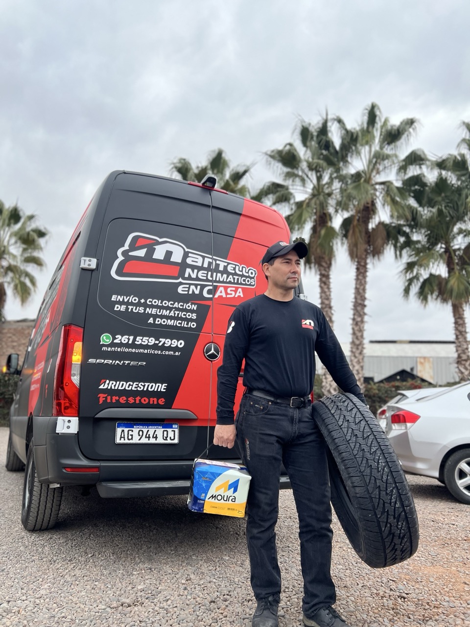 Técnico Mantello con neumático junto a Sprinter en servicio móvil - Atención personalizada