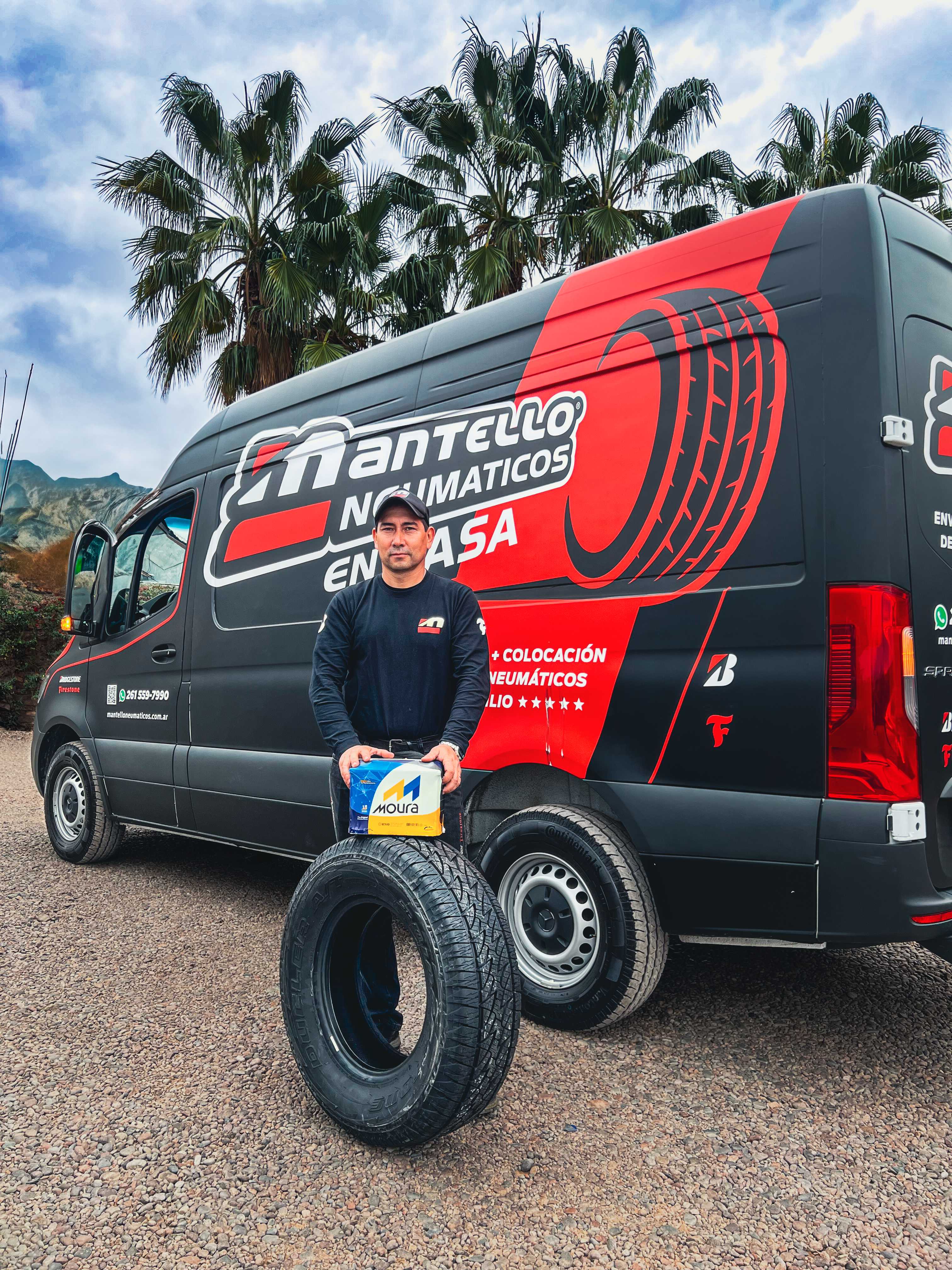 Técnico profesional de Mantello en Casa instalando neumáticos con equipamiento móvil especializado en Sprinter